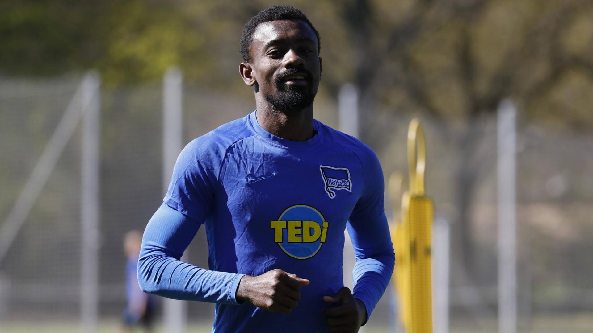 Herta-BSC-Spieler Salomon Kalou joggt beim Training. Herta-BSC-Spieler Salomon Kalou joggt beim Training.