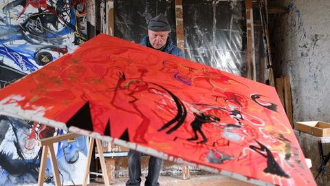 Der Künstler Valère Novarina in seinem Atelier in der Normandie mit einem seiner großformatigen Gemälde.