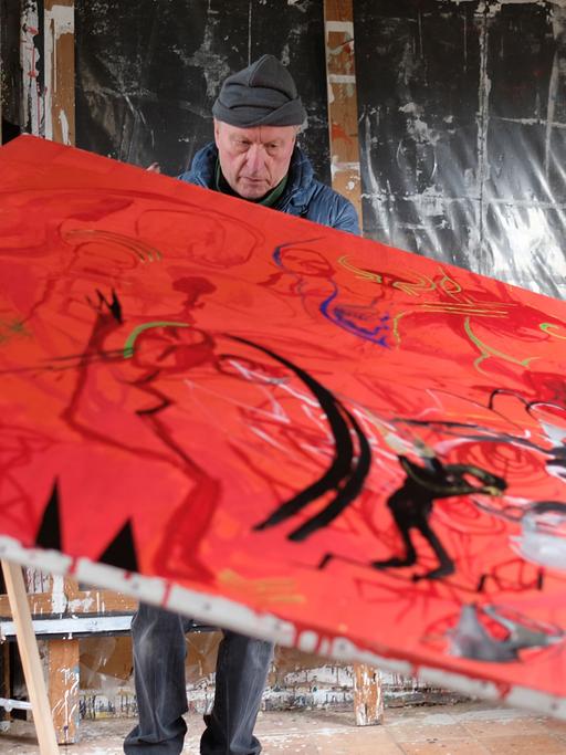 Der Künstler Valère Novarina in seinem Atelier in der Normandie mit einem seiner großformatigen Gemälde.