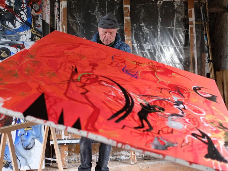 Der Künstler Valère Novarina in seinem Atelier in der Normandie mit einem seiner großformatigen Gemälde.
