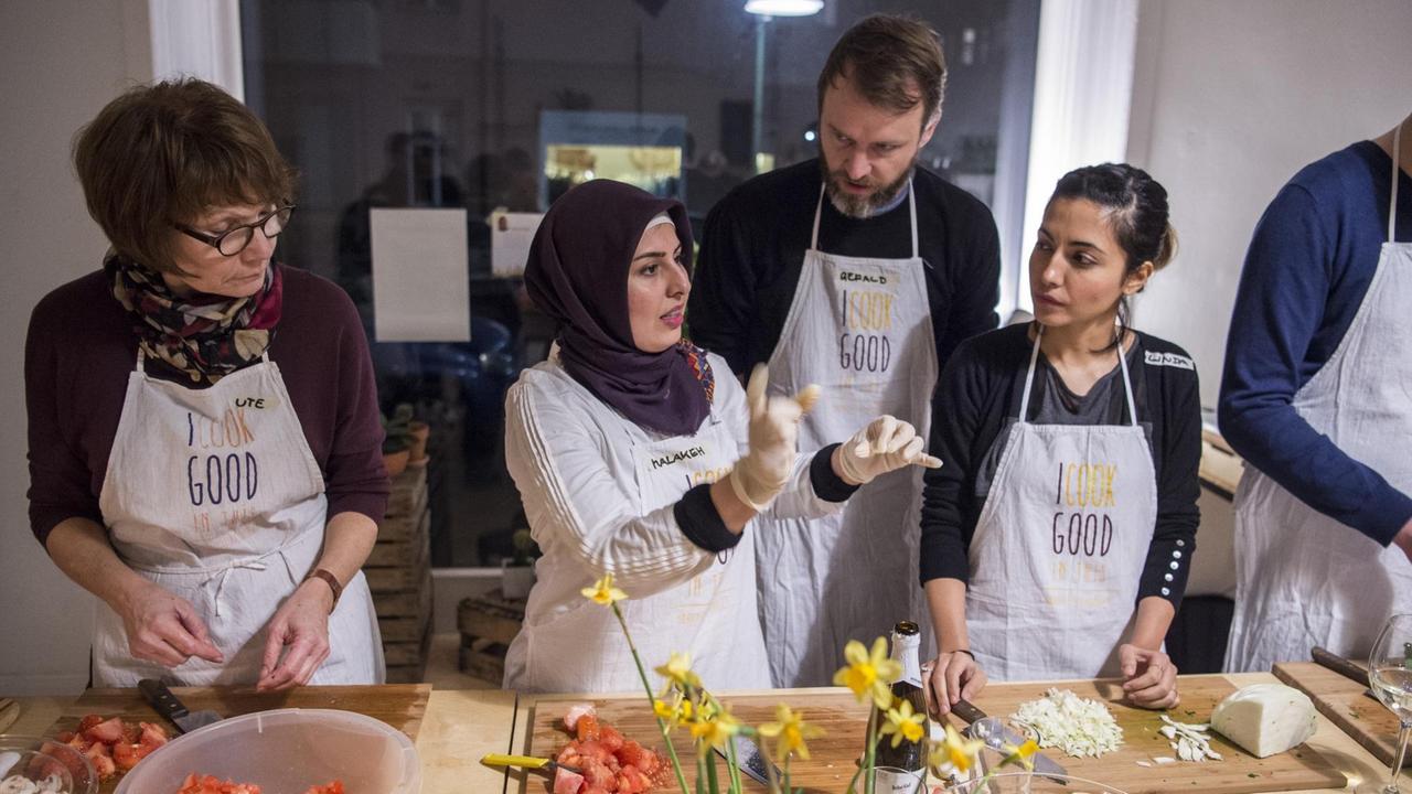Die aus Syrien geflüchtete TV-Köchin Malakeh Jazmati bei einem Koch-Workshop in Berlin.