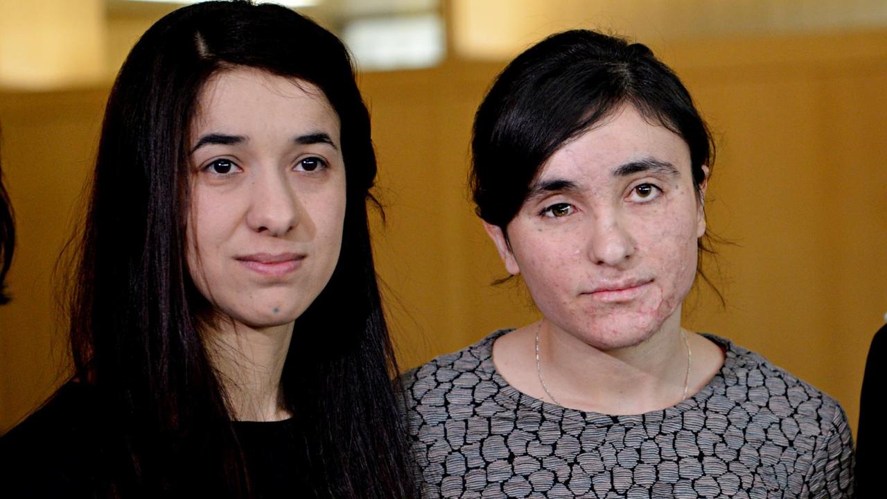 Die UN-Sonderbotschafterin für die Würde der Opfer von Menschenhandel, Nadia Murad (l), und Lamiya Aji Bashar, die zusammen mit Murad mit dem Sacharow-Preis ausgezeichnet 2016 wurde, stehen am 01.12.2016 in Stuttgart (Baden-Württemberg) im Landtag. 