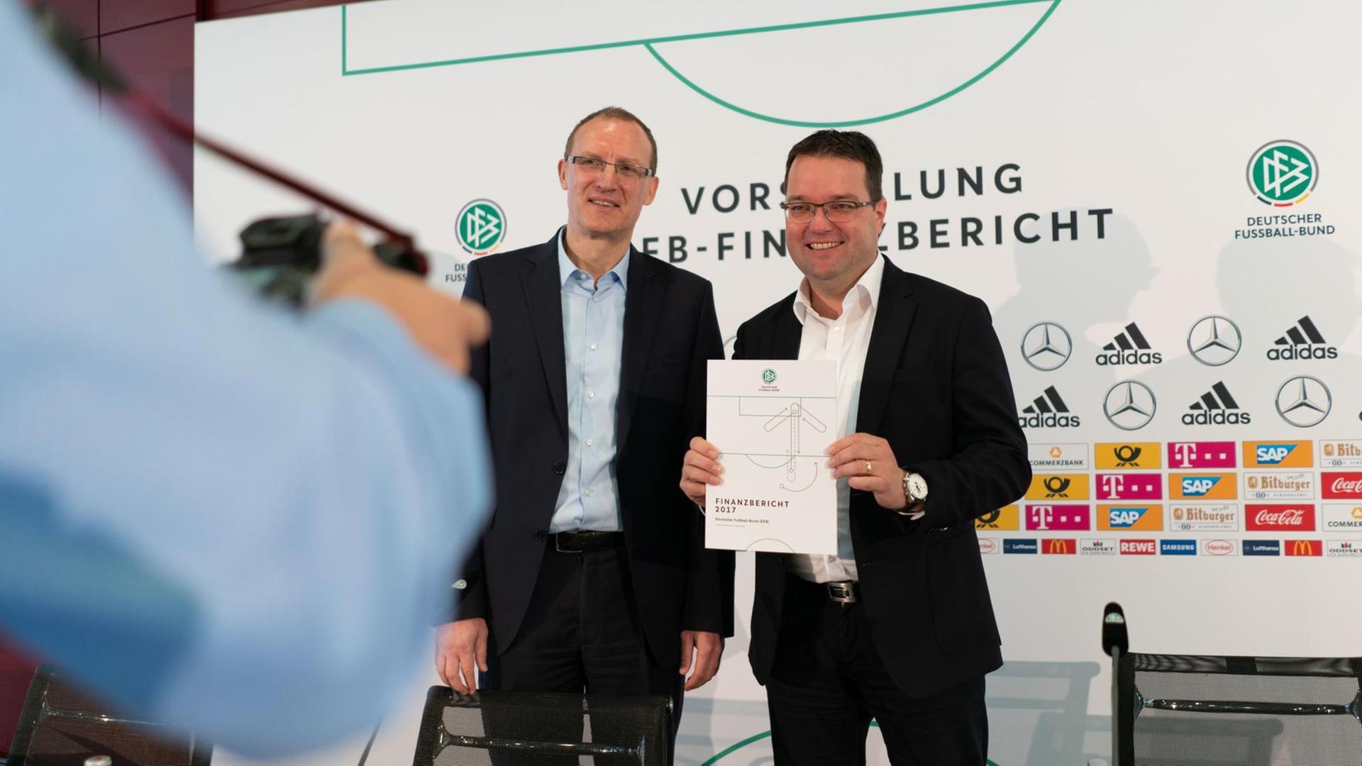 05.10.2018, Frankfurt/Main: Dirk Moldenhauer (l), Leiter der Finanzabteilung des Deutschen Fußball-Bundes (DFB), und Stephan Osnabrügge (r), DFB-Schatzmeister, präsentieren in der DFB-Zentrale den Finanzbericht für das Jahr 2017. Foto: Frank Rumpenhorst/dpa | Verwendung weltweit 05.10.2018, Frankfurt/Main: Dirk Moldenhauer (l), Leiter der Finanzabteilung des Deutschen Fußball-Bundes (DFB), und Stephan Osnabrügge (r), DFB-Schatzmeister, präsentieren in der DFB-Zentrale den Finanzbericht für das Jahr 2017. Foto: Frank Rumpenhorst/dpa | Verwendung weltweit