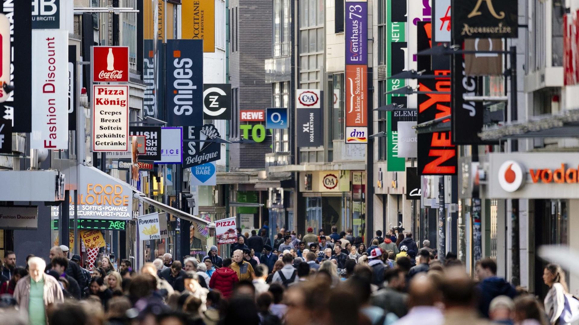 Menschen beim Einkaufen in Köln. Menschen beim Einkaufen in Köln.
