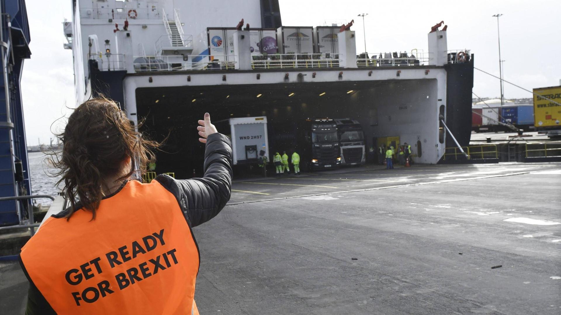 Port of Rotterdam Authority was flying flyers with information about parking spaces and other regulations regarding Brexit on ferries from DFDS in Vlaardingen. Port of Rotterdam Authority was flying flyers with information about parking spaces and other regulations regarding Brexit on ferries from DFDS in Vlaardingen.