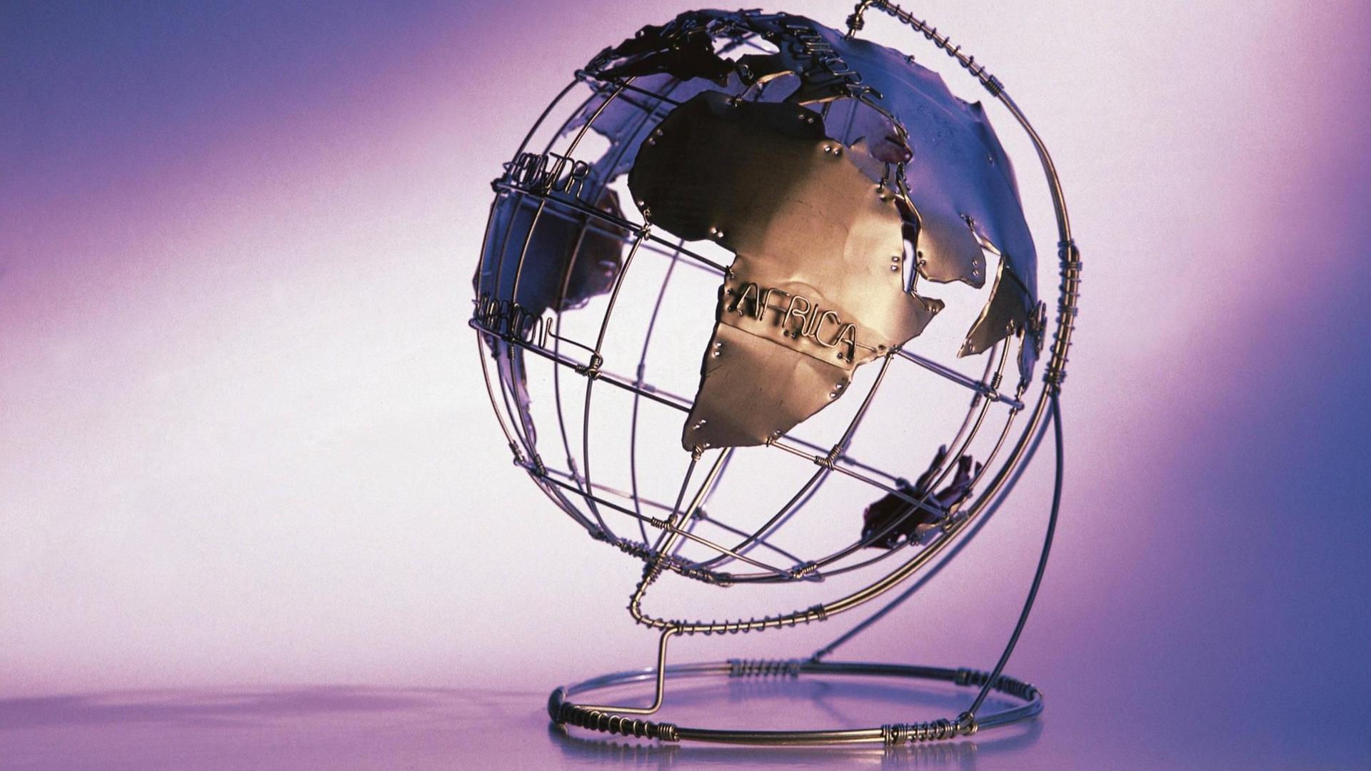 Ein Globus aus Draht zeigt den afrikanischen Kontinent Ein Globus aus Draht zeigt den afrikanischen Kontinent