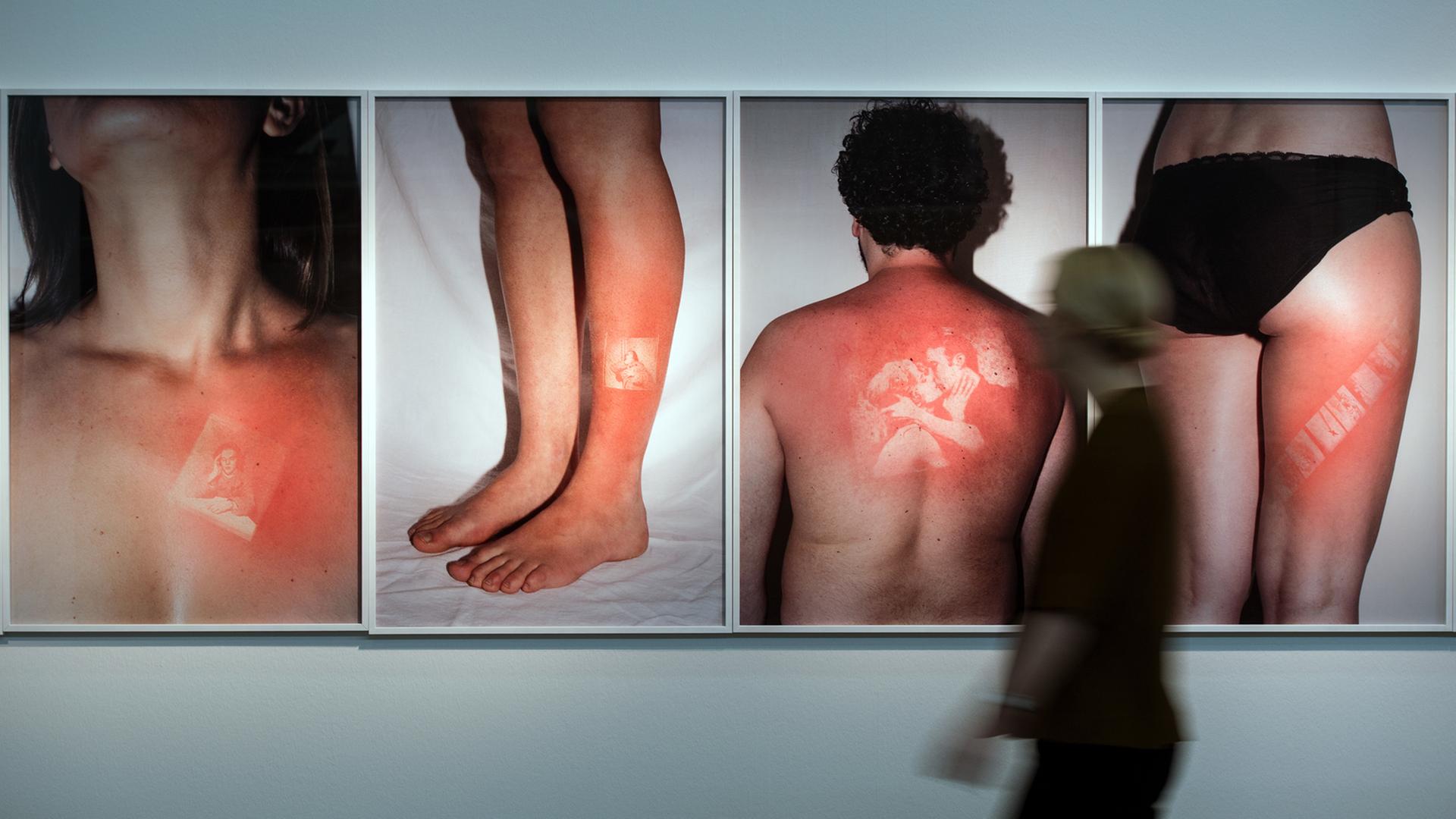 Eine Besucherin geht in Düsseldorf am Werk "no pain, no gain" des Franzosen Thomas Mailaender vorbei. Die Ausstellung "The Fun Archive" zeigt gesammelte Artefakte der Internetkultur. Eine Besucherin geht in Düsseldorf am Werk "no pain, no gain" des Franzosen Thomas Mailaender vorbei. Die Ausstellung "The Fun Archive" zeigt gesammelte Artefakte der Internetkultur.