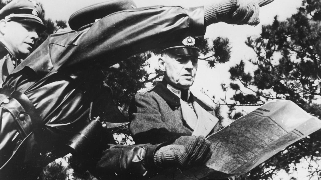 Generalfeldmarschall Gerd von Rundstedt während des Zweiten Weltkriegs am Atlantikwall Generalfeldmarschall Gerd von Rundstedt während des Zweiten Weltkriegs am Atlantikwall