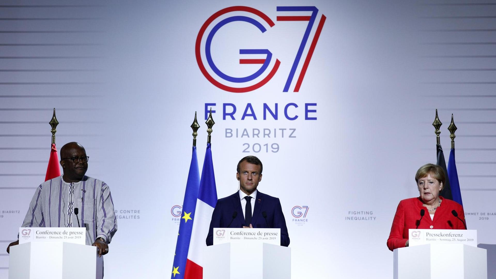 Bundeskanzlerin Angela Merkel (CDU), Roch Marc Christian Kabore, Präsident von Burkina Faso, und Emmanuel Macron, Präsident von Frankreich, geben eine Pressekonferenz im Rahmen des G7-Gipfels. Bundeskanzlerin Angela Merkel (CDU), Roch Marc Christian Kabore, Präsident von Burkina Faso, und Emmanuel Macron, Präsident von Frankreich, geben eine Pressekonferenz im Rahmen des G7-Gipfels.