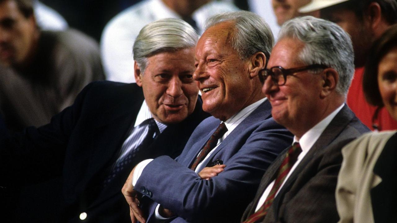 Helmut Schmidt (li., Deutschland/SPD), Willy Brandt (Deutschland/SPD) und Hans-Jochen Vogel (re., Deutschland/SPD-Bundesvorsitzender) in Bonn