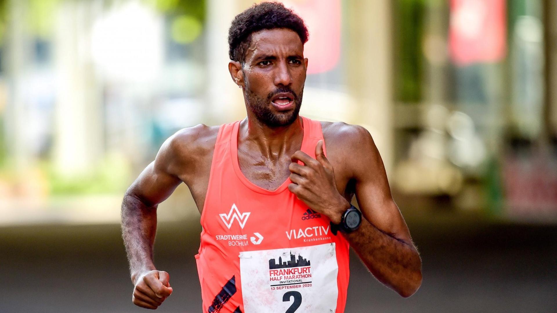 Marathonläufer Amanal Petros (TV Wattenscheid) beim Halbmarathon in Frankfurt am Main am 13.09.2020. Marathonläufer Amanal Petros (TV Wattenscheid) beim Halbmarathon in Frankfurt am Main am 13.09.2020.