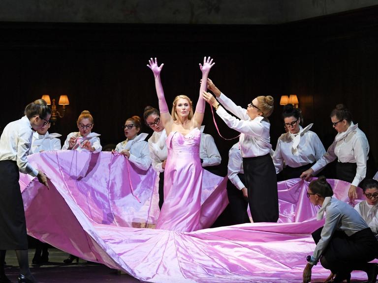 Szenenbild aus Flotows Oper "Martha" in Frankfurt 