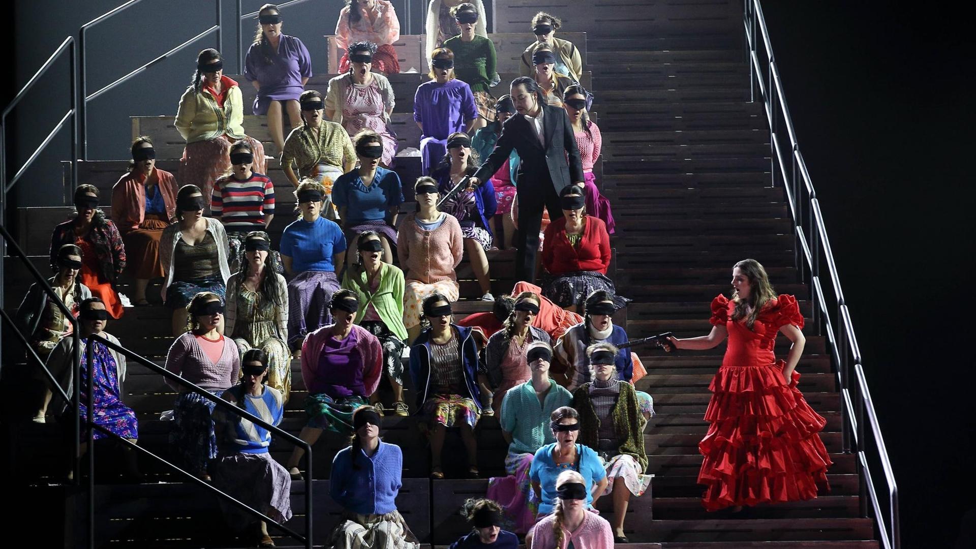 Ya-Chung Huang (als Remendado), Nicole Haslett (als Frasquita) und Ensemble während der Fotoprobe zu Carmen in der Deutschen Oper Berlin. Ya-Chung Huang (als Remendado), Nicole Haslett (als Frasquita) und Ensemble während der Fotoprobe zu Carmen in der Deutschen Oper Berlin.