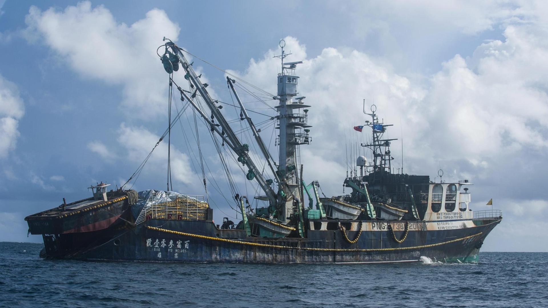 Ein chinesischer Fischtrawler im Meer, Pohnpei, Mikronesien, Ozeanien. Ein chinesischer Fischtrawler im Meer, Pohnpei, Mikronesien, Ozeanien.