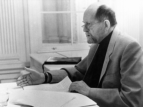 Der Schriftsteller Erwin Strittmatter aufgenommen während einer Lesung im Schloß Friedrichsfelde in Berlin (Ost) im Jahr 1980.