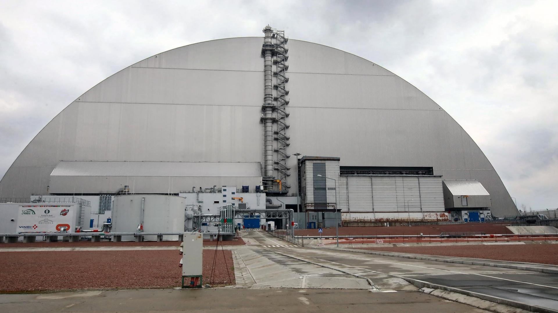 Eine neue Schutzhülle über dem Sarkophag unter dem der vierte Reaktor des Atomkraftwerks in Tschernobyl verschlossen ist.