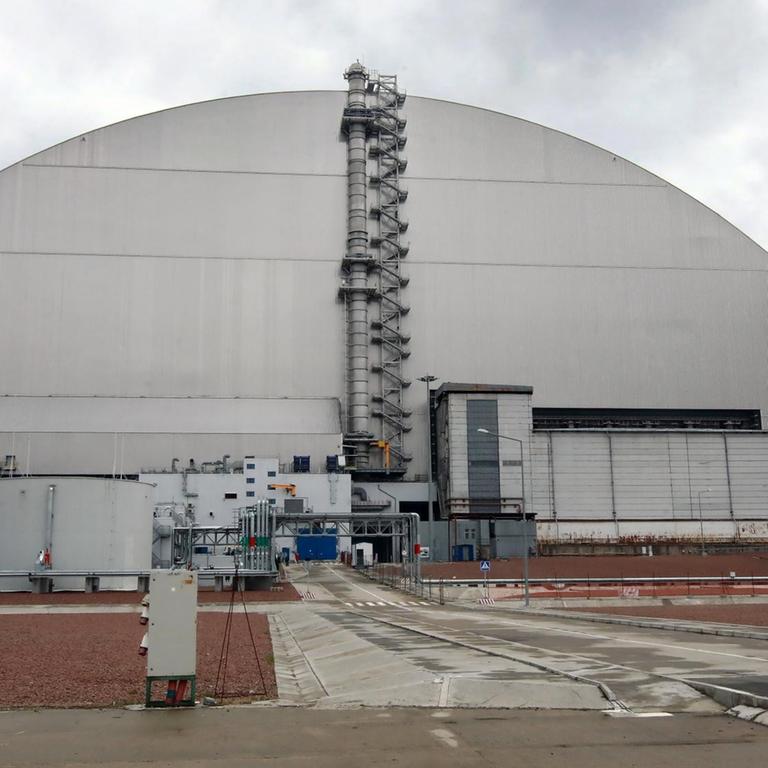 Eine neue Schutzhülle über dem Sarkophag unter dem der vierte Reaktor des Atomkraftwerks in Tschernobyl verschlossen ist.