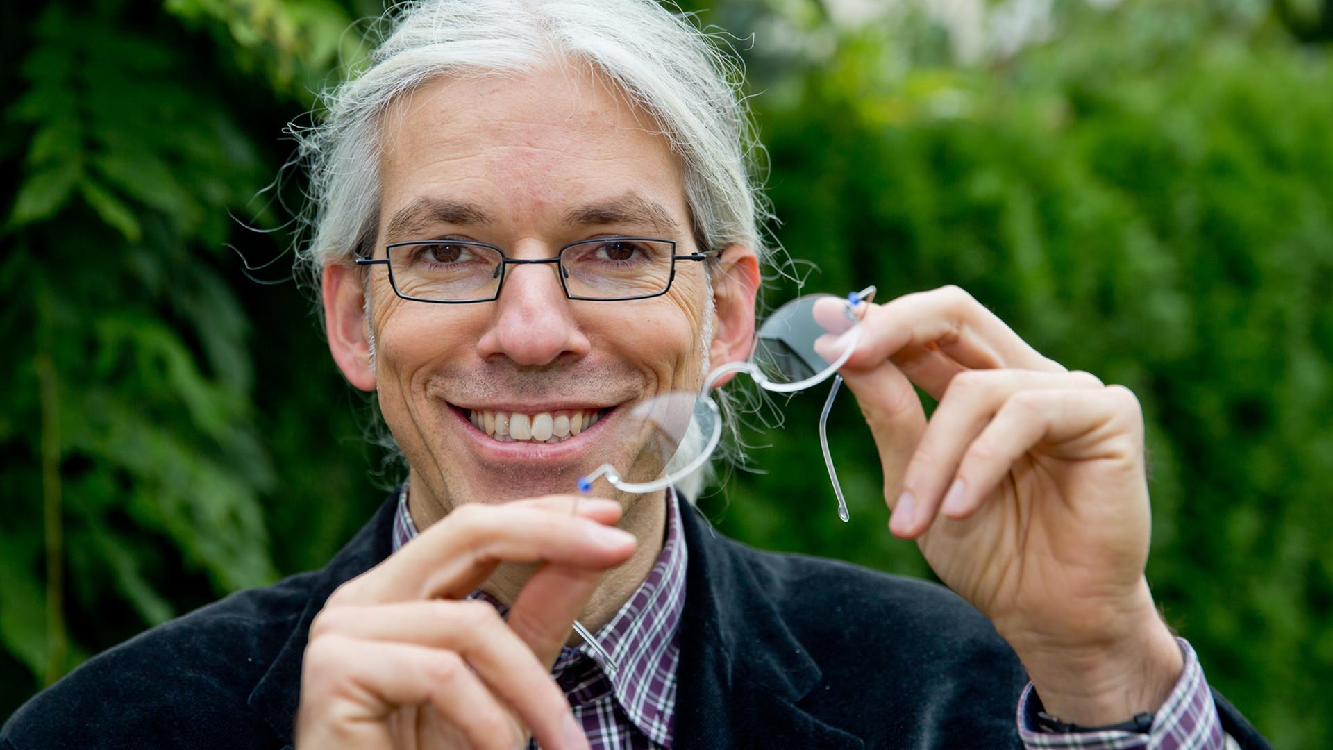 Der Erlanger Realschullehrer Martin Aufmuth präsentiert eine "Ein-Dollar-Brille". Der Erlanger Realschullehrer Martin Aufmuth präsentiert eine "Ein-Dollar-Brille".