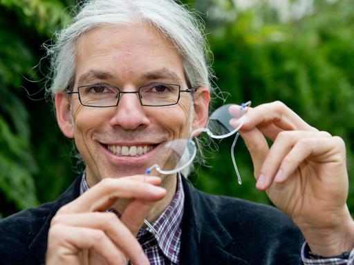 Der Erlanger Realschullehrer Martin Aufmuth präsentiert eine "Ein-Dollar-Brille".