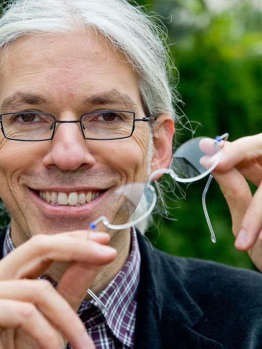 Der Erlanger Realschullehrer Martin Aufmuth präsentiert eine "Ein-Dollar-Brille".