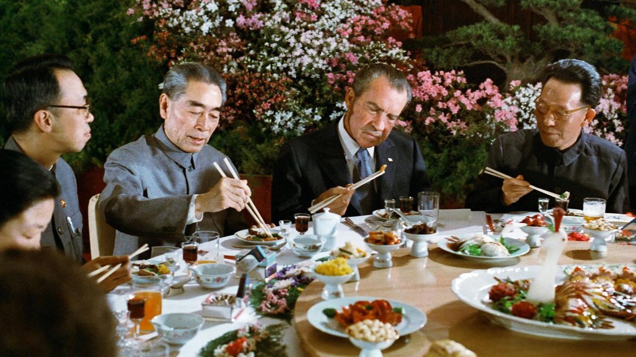 US-Präsident Richard Nixon während eines gemeinsamen Abendessens mit dem Führer der chinesischen Kommunistischen Partei Zhou Enlai in Peking im Februar 1972. US-Präsident Richard Nixon während eines gemeinsamen Abendessens mit dem Führer der chinesischen Kommunistischen Partei Zhou Enlai in Peking im Februar 1972.