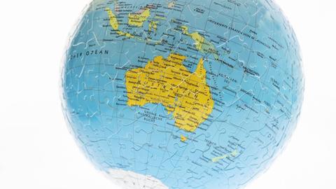 Der australische Kontinent auf einem Globus dargestellt.