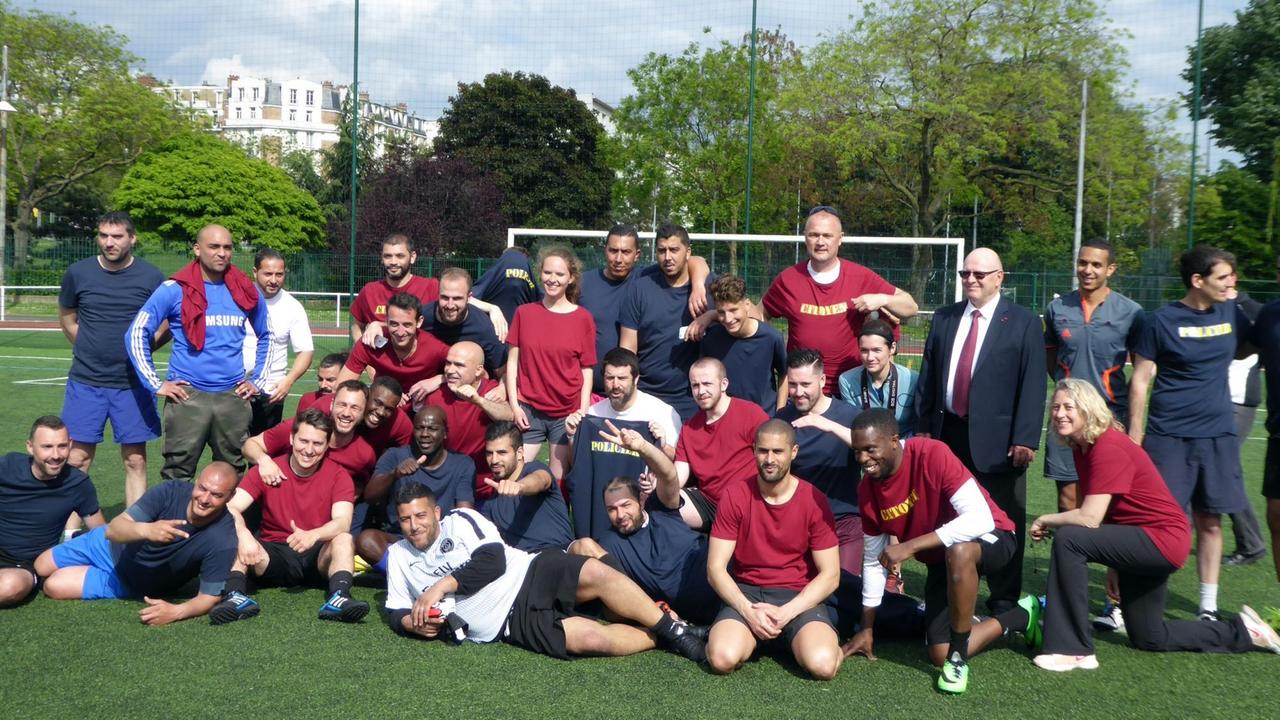 Fußball verbindet - Die "Citoyens et Policiers" nach dem Spiel Fußball verbindet - Die "Citoyens et Policiers" nach dem Spiel