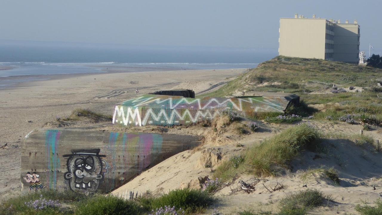 Das Meer hat sich schon viele alte Wehrmachts-Bunker einverleibt. Auch das Hochhaus „Le Signal“ ist bedroht. Falls es auf den Strand kippt, könnte sein Abriss 26 Millionen Euro kosten. Das Meer hat sich schon viele alte Wehrmachts-Bunker einverleibt. Auch das Hochhaus „Le Signal“ ist bedroht. Falls es auf den Strand kippt, könnte sein Abriss 26 Millionen Euro kosten.