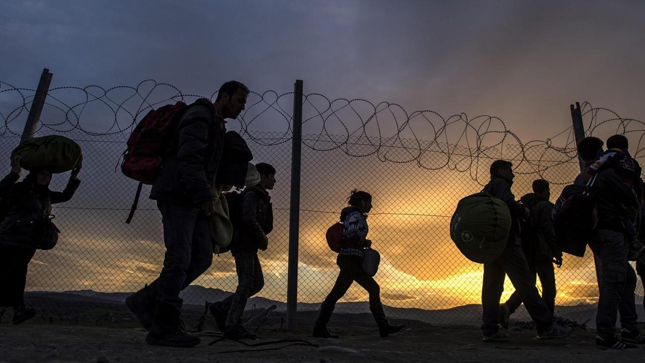 Flüchtlinge an der griechisch-mazedonischen Grenze im März 2016. Flüchtlinge an der griechisch-mazedonischen Grenze im März 2016.
