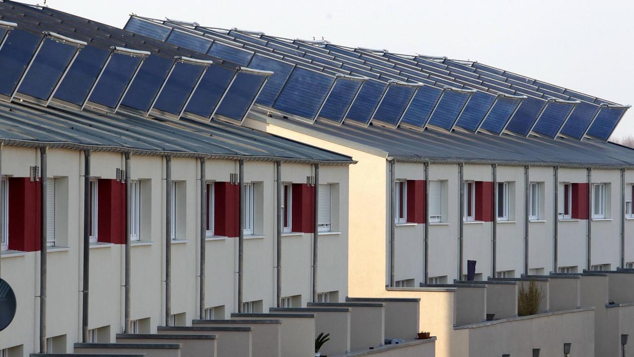 Häuser mit Solarpaneelen auf dem Dach Häuser mit Solarpaneelen auf dem Dach