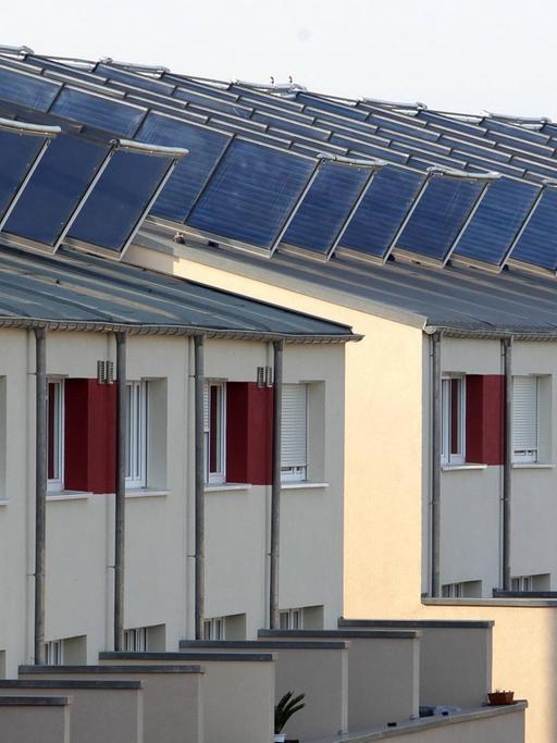 Häuser mit Solarpaneelen auf dem Dach