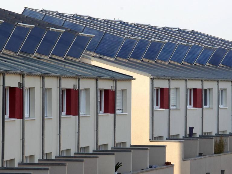 Häuser mit Solarpaneelen auf dem Dach