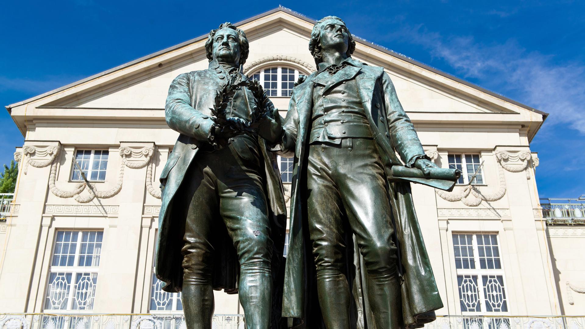 Das Goethe-Schiller-Denkmal vor dem Nationaltheater in Weimar (Thüringen) Das Goethe-Schiller-Denkmal vor dem Nationaltheater in Weimar (Thüringen)