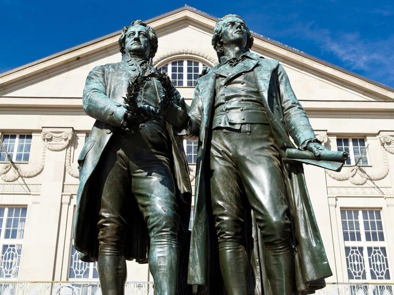 Das Goethe-Schiller-Denkmal vor dem Nationaltheater in Weimar (Thüringen)