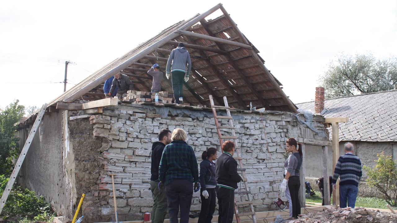 Roma in Felsödobsza reparieren ihre Häuser mit der Unterstützung durch freiwillige deutsche Handwerker. Roma in Felsödobsza reparieren ihre Häuser mit der Unterstützung durch freiwillige deutsche Handwerker.