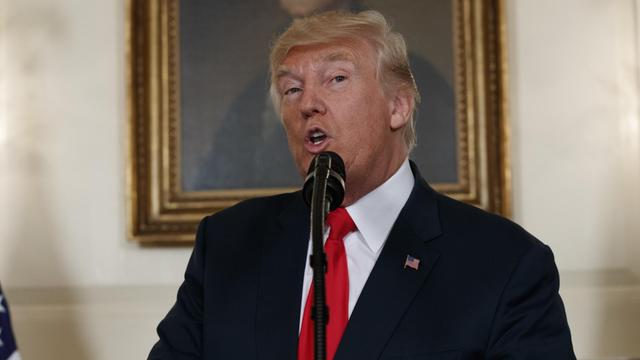 US-Präsident Trump spricht im Weißen Haus in Washington ins Mikrofon.