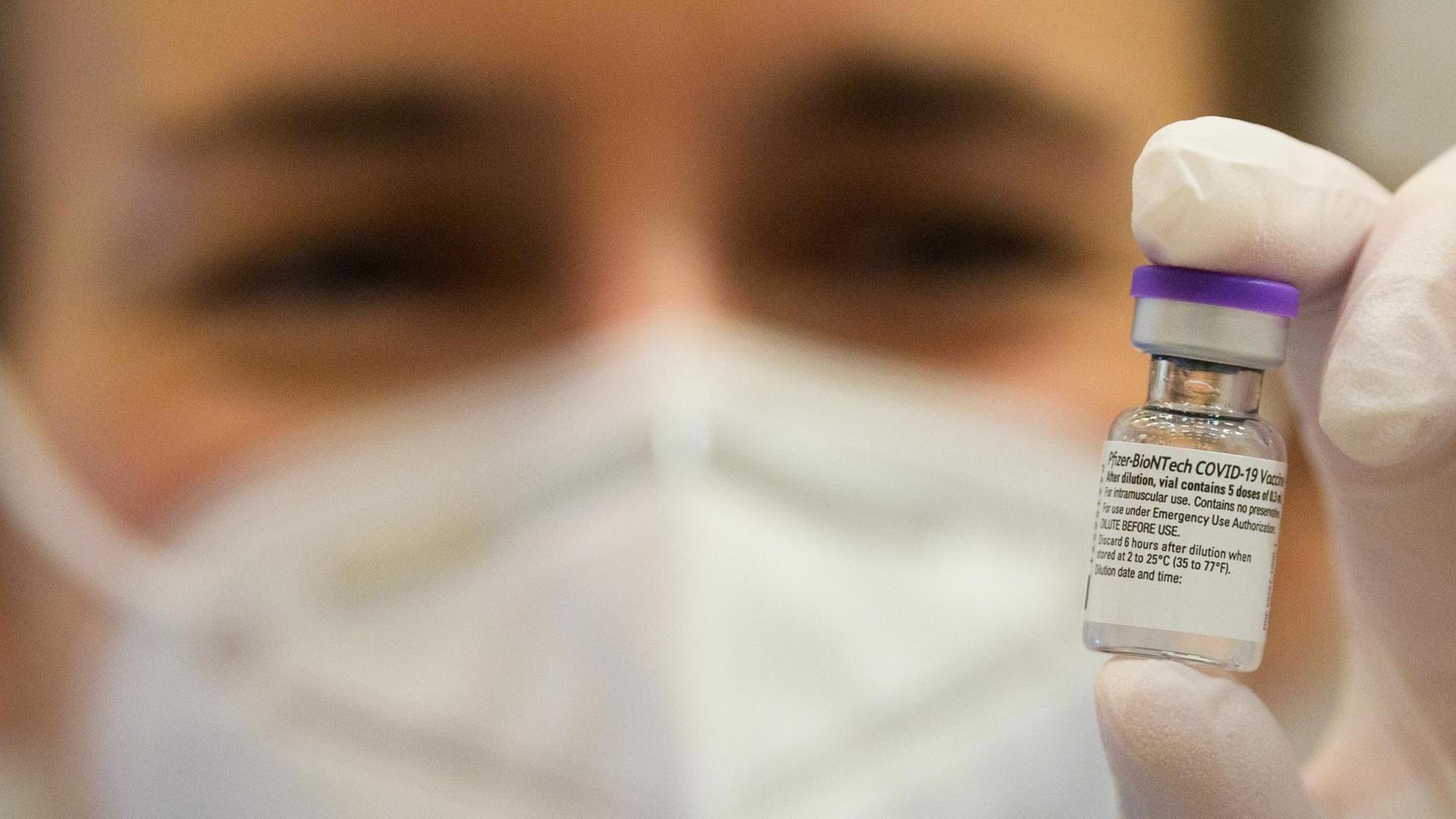 Ärztin Conny Mauruschat hält im Zentrum für das Impfen gegen Corona in der Metropolishalle des Filmparks Babelsberg eine Flasche Pfizer-Biontech Covid-19. Ärztin Conny Mauruschat hält im Zentrum für das Impfen gegen Corona in der Metropolishalle des Filmparks Babelsberg eine Flasche Pfizer-Biontech Covid-19.