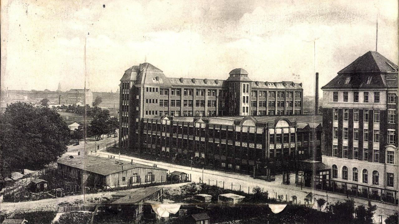 auf einer alten Schwarzweiß-Fotografie sind Industriegebäude in der Siemensstadt in Berlin zu sehen. auf einer alten Schwarzweiß-Fotografie sind Industriegebäude in der Siemensstadt in Berlin zu sehen.