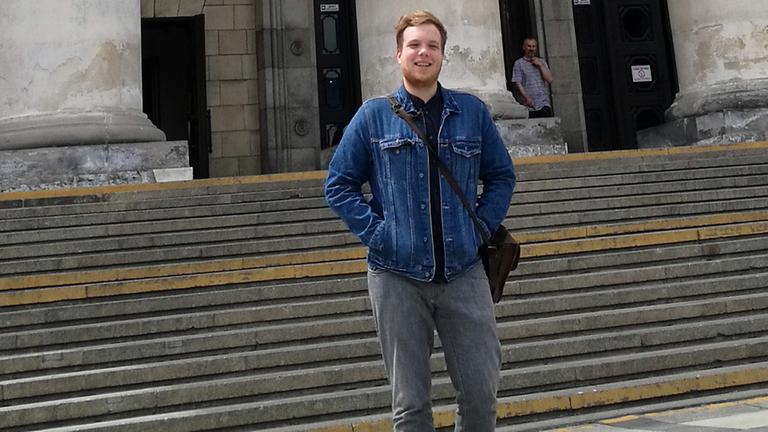 Man sieht Luca Horoba vor seiner Universität in Warschau Man sieht Luca Horoba vor seiner Universität in Warschau