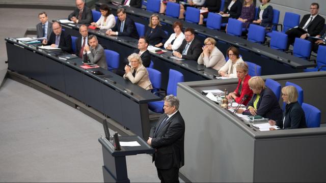 Der AfD-Politiker Thomas Seitz steht mit geschlossenen Augen im Bundestag am Rednerpult und schweigt
