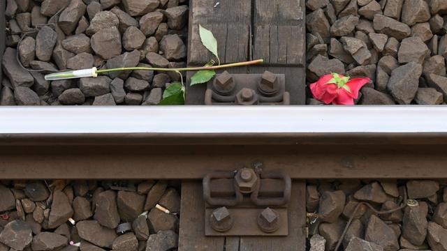 Am Gleis 7 des Hauptbahnhofs liegt eine Rose auf den Schienen an jener Stelle, an der ein achtjähriger Junge am 29. Juli von einem Mann vor einen einfahrenden ICE gestoßen und getötet worden war.