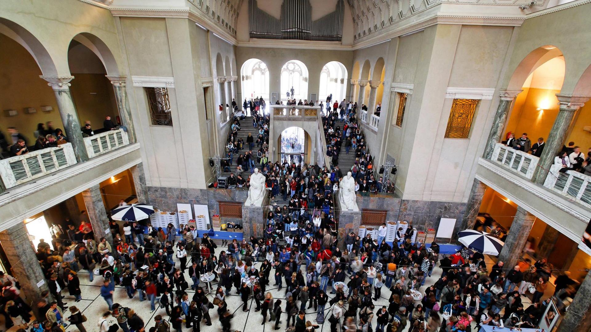 Studenten tummeln sich im Foyer der LMU München, Vogelperspektive Studenten tummeln sich im Foyer der LMU München, Vogelperspektive