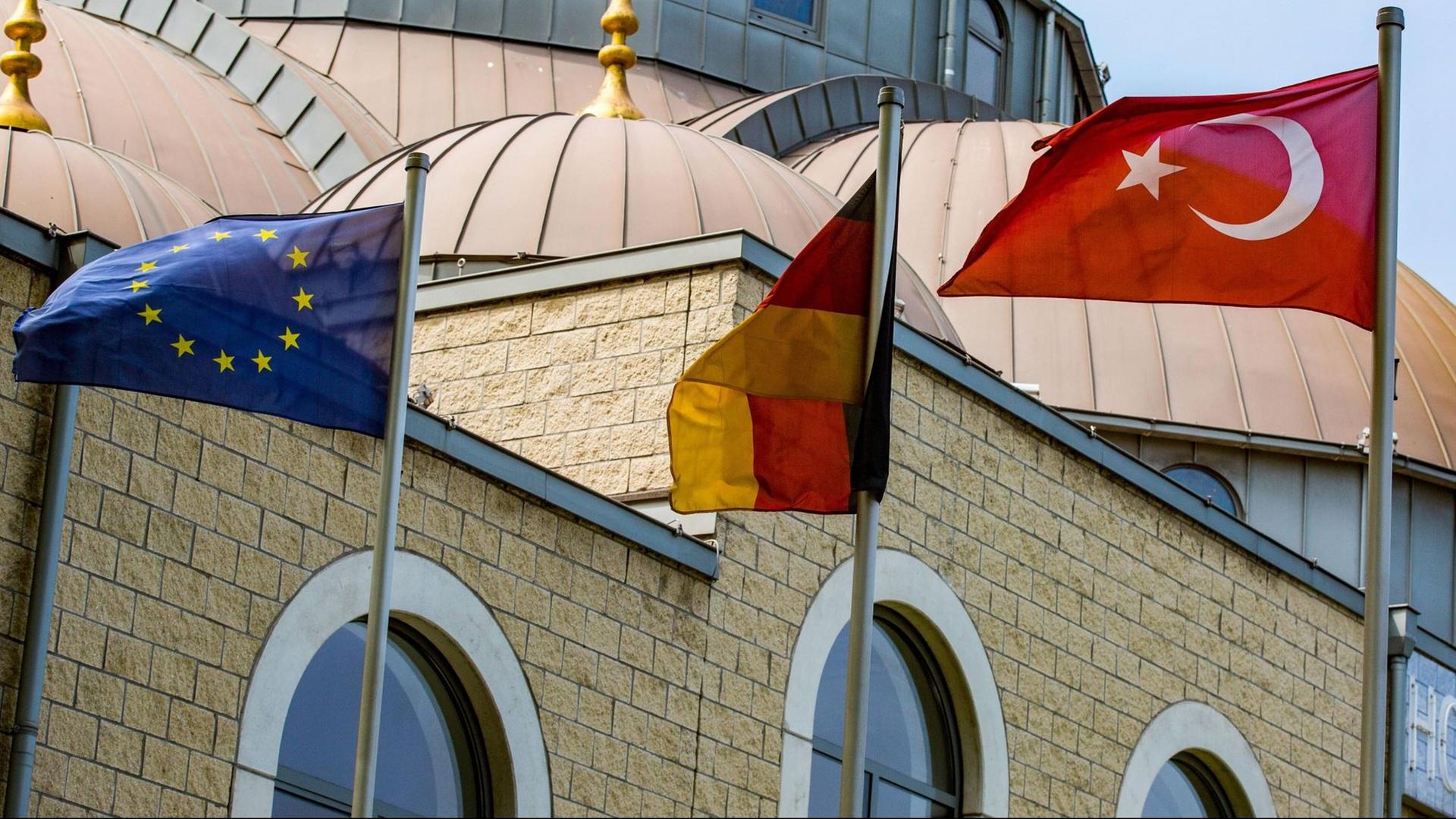Wehende Fahnen der EU, Deutschlands und der Türkei vor der DITIB Moschee in Duisburg. Wehende Fahnen der EU, Deutschlands und der Türkei vor der DITIB Moschee in Duisburg.