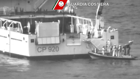 Eine von der italienischen Küstenwache veröffentlichte Aufnahme zeigt das Schiff "Gregoretti' auf der Suche nach Überlebenden der Flüchtlingskatastrophe