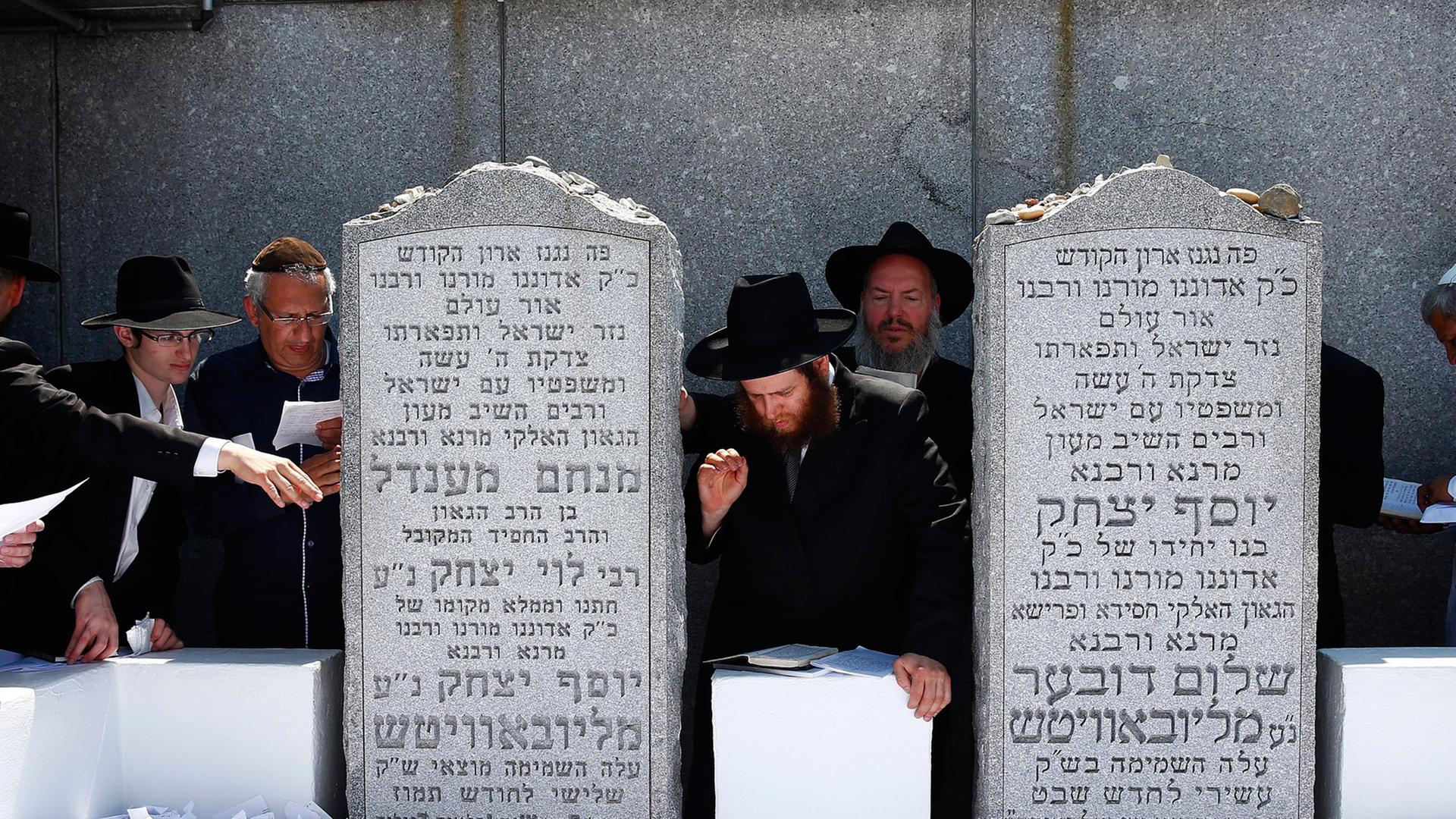 Menschen besuchen das Grab des Lubawitscher Rabbis Menachem Mendel Schneerson auf dem Montefiore Friedhof, New York,USA.