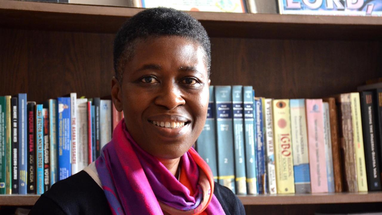 Für Geschichtsprofessorin Egodi Uchendu liegt der Wunsch der Jüngeren nach Biafra in der aktuellen Regierungspolitik begründet. Sie sitzt in ihrem Büro der Universität von Nigeria in Nsukka vor einer Bücherwand. Für Geschichtsprofessorin Egodi Uchendu liegt der Wunsch der Jüngeren nach Biafra in der aktuellen Regierungspolitik begründet. Sie sitzt in ihrem Büro der Universität von Nigeria in Nsukka vor einer Bücherwand.