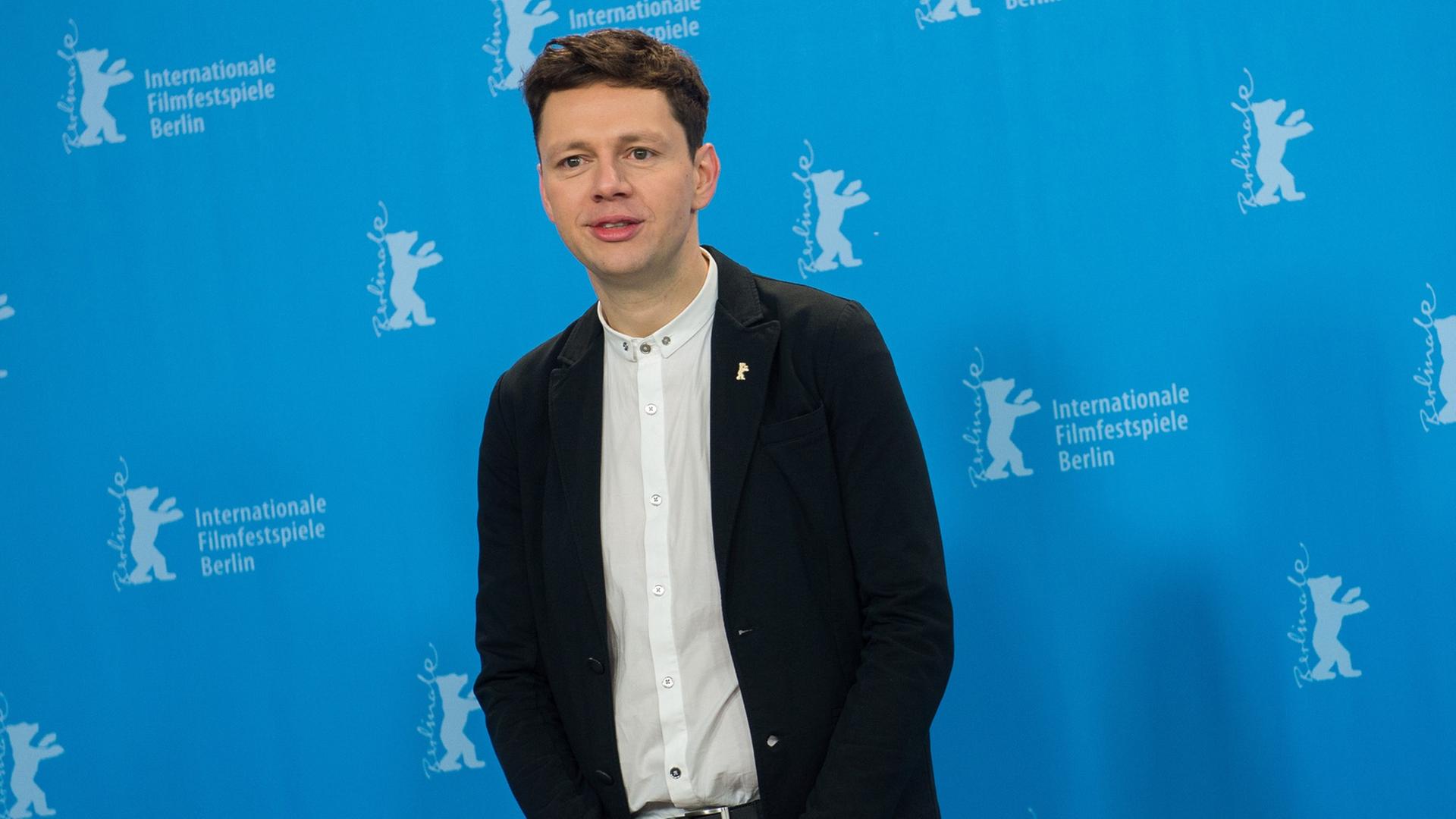 Der Schauspieler Christian Friedel posiert am 12.02.2015 in Berlin während der 65. Internationalen Filmfestspiele beim Fototermin für "Elser" (13 Minutes). Der Film läuft im Wettbewerb der Festspiele. Der Schauspieler Christian Friedel posiert am 12.02.2015 in Berlin während der 65. Internationalen Filmfestspiele beim Fototermin für "Elser" (13 Minutes). Der Film läuft im Wettbewerb der Festspiele.
