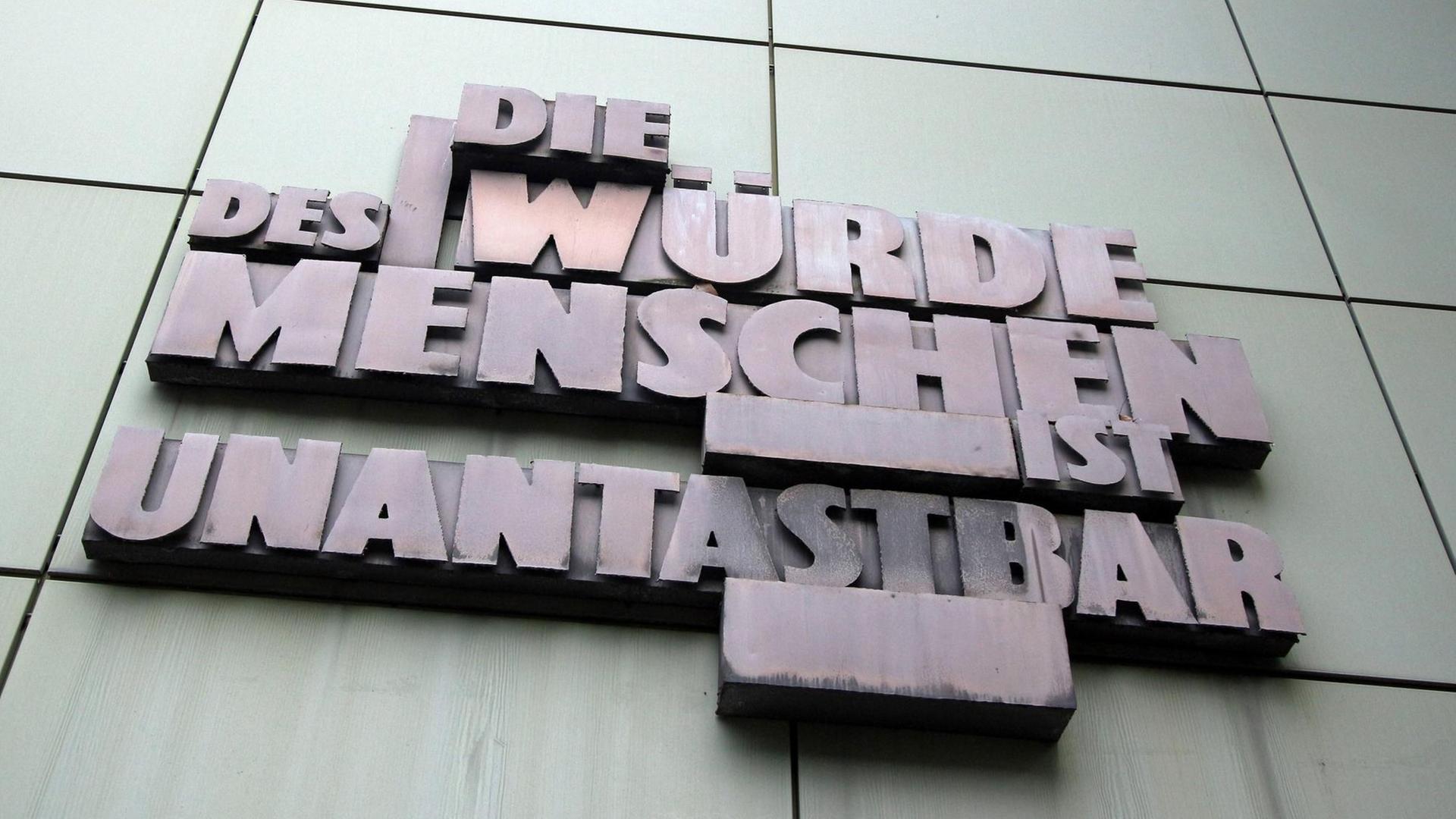 Skulptur mit Artikel 1 des deutschen Grundgesetzes "Die Würde des Menschen ist unantastbar" an der Fassade der Staatsanwaltschaft im Justizzentrum in der Innenstadt Frankfurt. Skulptur mit Artikel 1 des deutschen Grundgesetzes "Die Würde des Menschen ist unantastbar" an der Fassade der Staatsanwaltschaft im Justizzentrum in der Innenstadt Frankfurt.