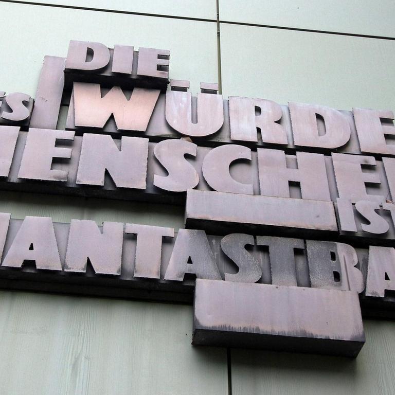 Skulptur mit Artikel 1 des deutschen Grundgesetzes "Die Würde des Menschen ist unantastbar" an der Fassade der Staatsanwaltschaft im Justizzentrum in der Innenstadt Frankfurt.