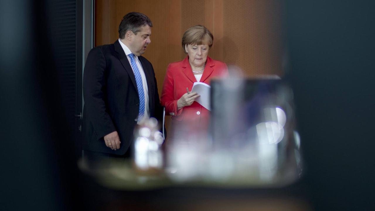 Sigmar Gabriel und Angela Merkel vor einer Kabinettssitzung am 13. Mai 2015. Sigmar Gabriel und Angela Merkel vor einer Kabinettssitzung am 13. Mai 2015.